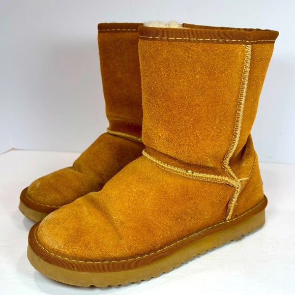 UGG Shoes - UGG Australia Women's Size 6 Classic Short II Tan Sheepskin Boots Y2K Snow Bunny